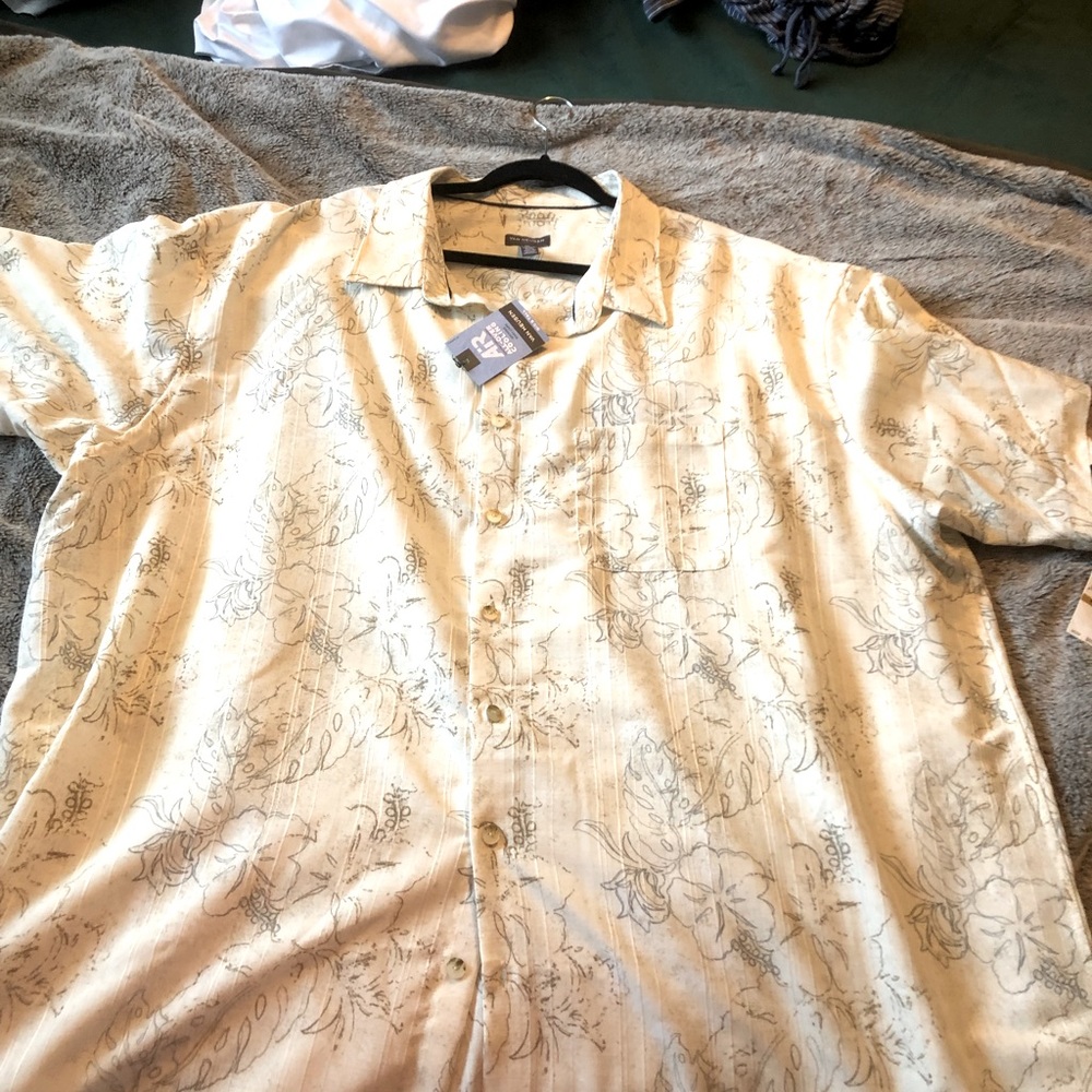 NWT cream and gray Hawaiian print